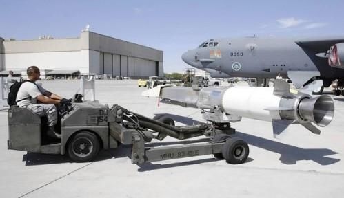 資料圖：美軍嘗試將“X-51 Wave Rider”飛行器掛在一架“B-52”轟炸機(jī)下，發(fā)射升空。