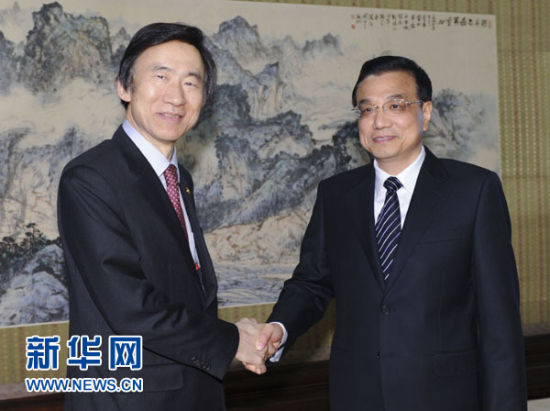　 4月24日，中國國務(wù)院總理李克強在北京中南海紫光閣會見來訪的韓國外交部長官尹炳世。新華社記者謝環(huán)馳攝