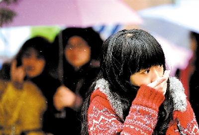 大學路附近，一位美女冷得縮起脖子。 晚報記者 馬健 圖