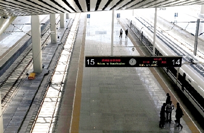 停在站臺上開往武漢的客車已按時發(fā)車試運(yùn)行。