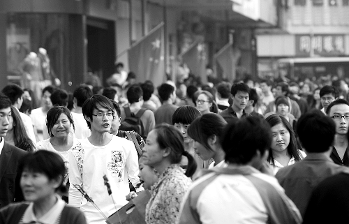 8天長(zhǎng)假中，逛街購(gòu)物的人數(shù)激增，鄭州市德化步行街上“人潮洶涌” 河南商報(bào)記者 王春勝/攝