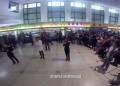 火車站候車大廳紅歌快閃迎國慶！百人互動，震撼現(xiàn)場嗨翻天！
