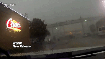 好可怕！大風(fēng)把火車從橋上吹了下來