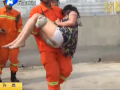 女子要跳樓 究竟為哪般？
