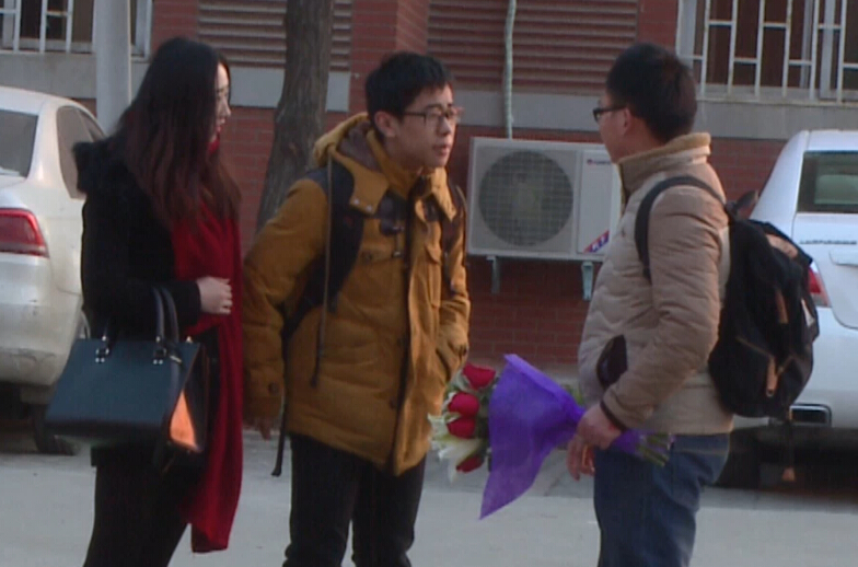美女請你假裝其男友拒絕追求者，你會怎么辦？
