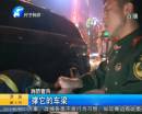 女子被困車(chē)下 眾人抬車(chē)救援