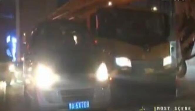 撞了車(chē)還打人 這是誰(shuí)在胡鬧？