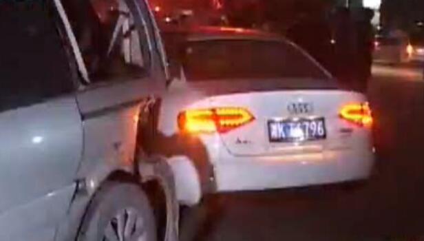 12車(chē)停路邊瞬間全報(bào)廢 咋回事？