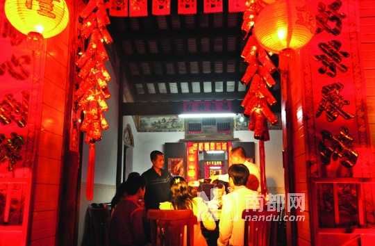 　　?？谌税殉Φ哪暌癸埛Q為“吃圍爐”。