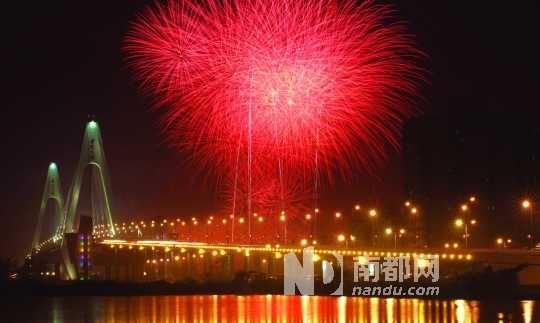  海口市民吃過了年夜飯,到西海岸燃放觀賞煙花是近年來興起的一大潮流。