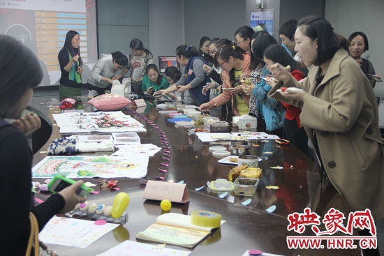 比賽現(xiàn)場熱鬧非凡，各位女神競相展示自己的作品