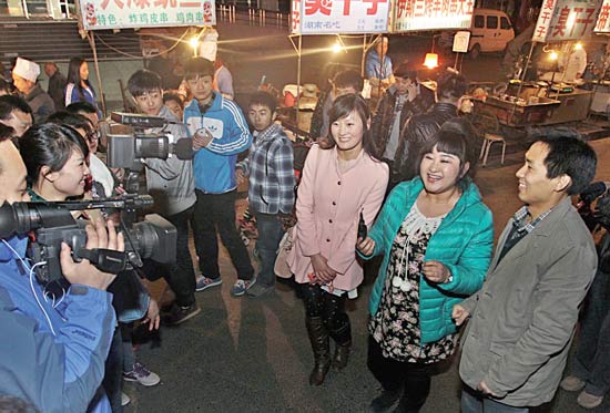 今報讀者“乖乖雁”（左）、“騎士牛仔”（右）和香香一起錄制《香香美食》
