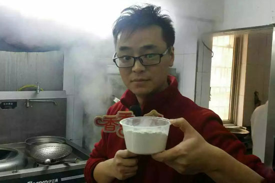 小飛手里端的是什么材料？