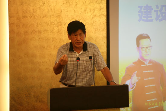 原河南省農(nóng)業(yè)廳副廳長、現(xiàn)任河南省土壤肥料協(xié)會秘書長肖興貴發(fā)表講話
