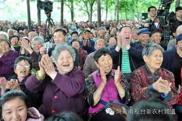 藝術家賣力演出，觀眾高聲叫好
