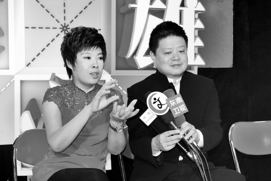 《漢字英雄》主持人馬東（右）、嘉賓于丹在向媒體推介節(jié)目