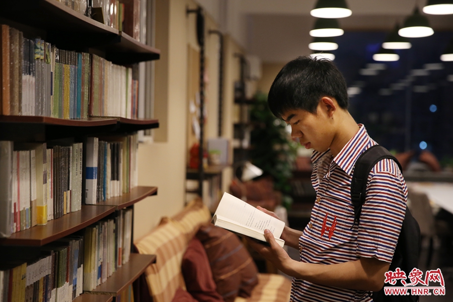 袁丙鵬，22歲，某大學(xué)大三學(xué)生：在適合的環(huán)境里看書(shū)，才能看出境界。