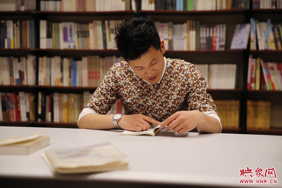 李恒，26歲，私營(yíng)業(yè)主：喜歡撫摸紙質(zhì)書(shū)的感覺(jué)。