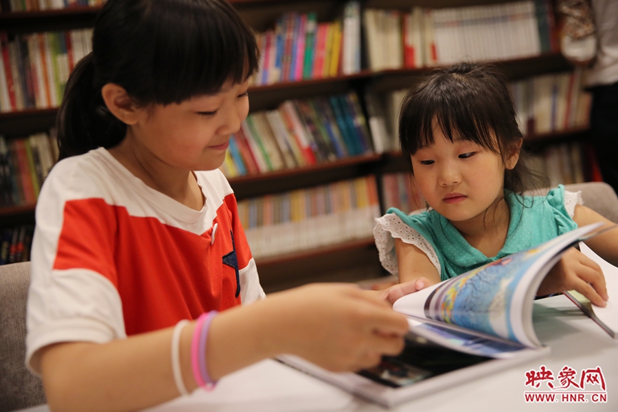 姐姐王藝茹，11歲，小學(xué)五年級(jí)學(xué)生；妹妹王有君，5歲：像喜歡看電視一樣喜歡看書(shū)。
