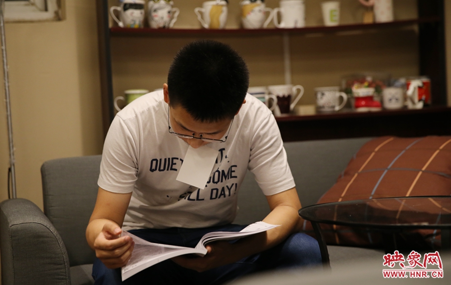 楊栗，22歲，某大學(xué)大三學(xué)生：喜歡這種看書(shū)的環(huán)境。