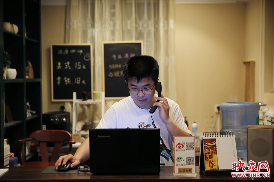 店長(zhǎng)小博，由于書(shū)店搬遷至此，經(jīng)常接詢問(wèn)地址的電話。