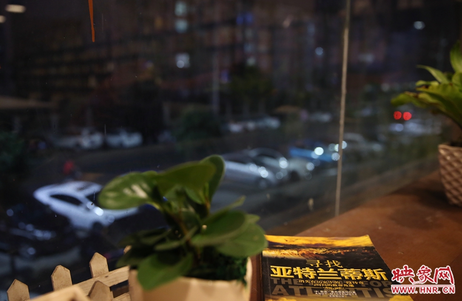 一扇窗，將喧鬧與寧?kù)o分割。