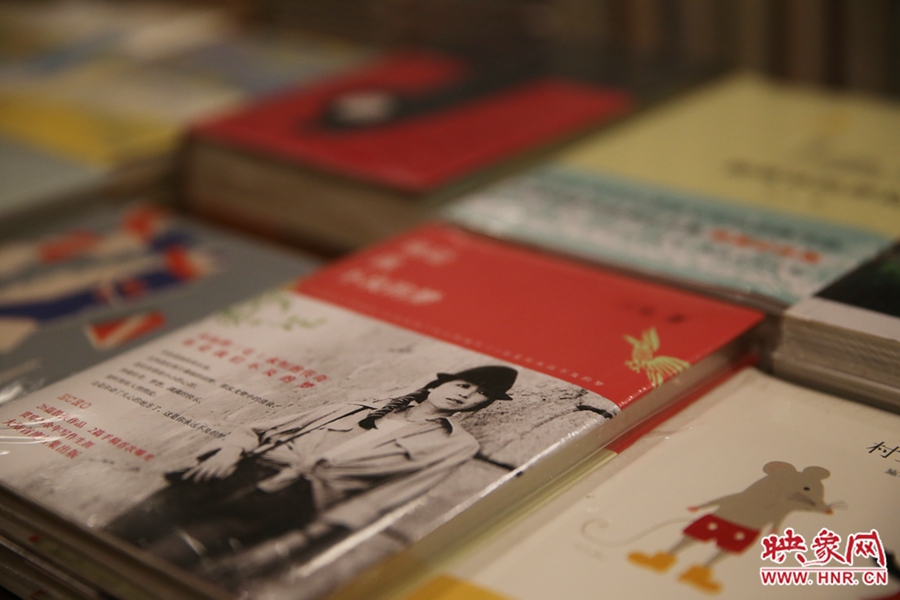 書(shū)店內(nèi)的書(shū)。