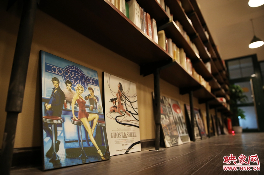 書(shū)店內(nèi)的書(shū)。