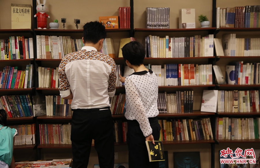 看書(shū)的人。