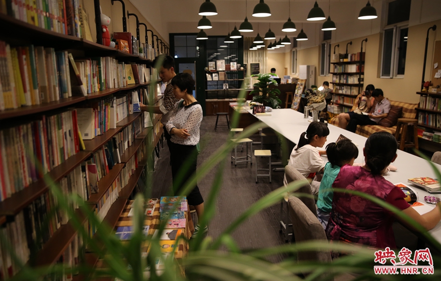 看書(shū)的人。