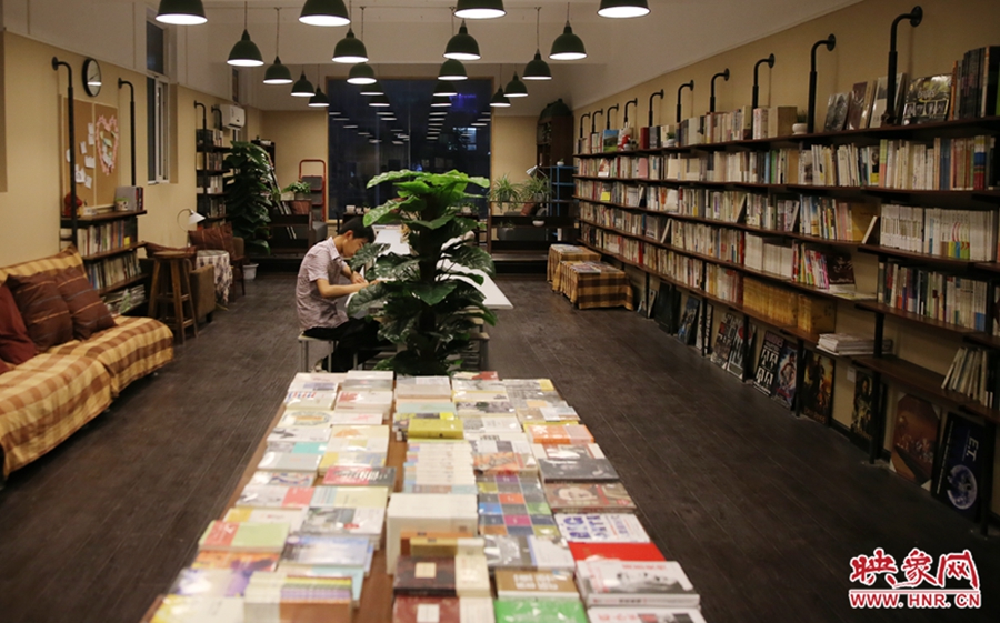 看書(shū)的人。