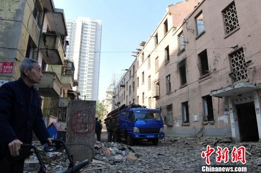 一位花甲老人站在即將拆除的樓房旁，默默地與“蘇聯(lián)樓”告別?！〉杂鸺选z