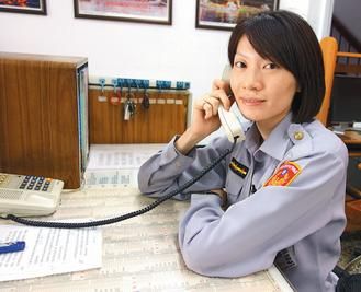　　27歲的臺(tái)灣高雄市鹽埕區(qū)女警王文君，留一頭俏麗短發(fā)，身高175公分?！堵?lián)合報(bào)》圖