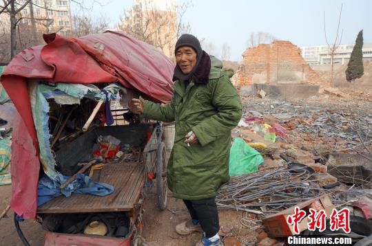 圖為老人向記者講述其生活狀況。周小云 攝